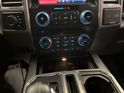 Used 2015 Ford F150 Platinum w/ Equipment Group 701A Luxury image 27