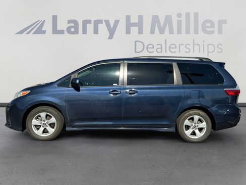 Used 2018 Toyota Sienna LE w/ Carpet Mat Package FWD image 2
