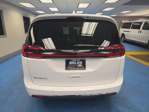 Used 2022 Chrysler Pacifica Touring-L FWD image 7