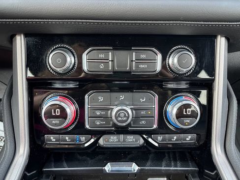 Used 2022 GMC Yukon XL Denali AWD/4WD image 29