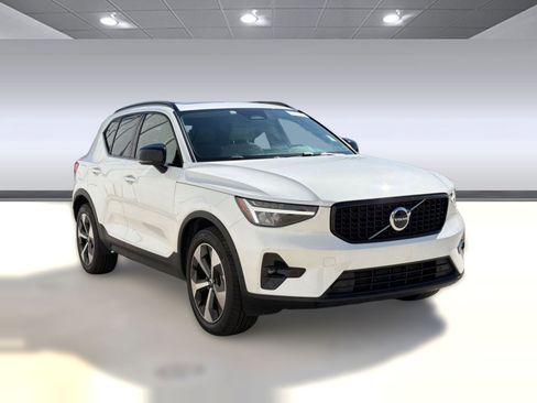Used 2023 Volvo XC40 B5 Plus w/ Protection Package Premier image 7