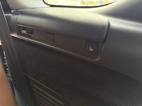 Used 2017 Land Rover Discovery HSE image 19