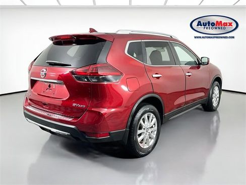 Used 2018 Nissan Rogue SV image 2