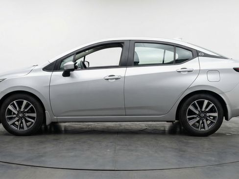 Used 2025 Nissan Versa SV image 5