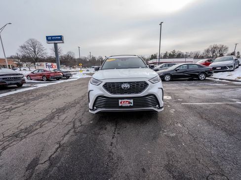 Used 2023 Toyota Highlander XSE image 2