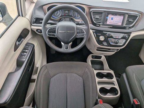 Certified 2022 Chrysler Voyager LX FWD image 16