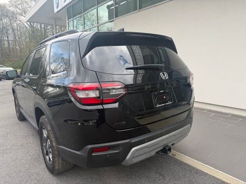 Used 2025 Honda Pilot TrailSport image 9