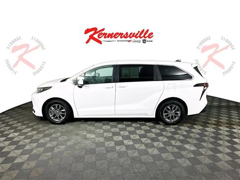 Used 2024 Toyota Sienna LE image 4