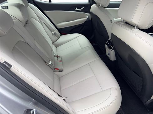 Used 2025 Genesis G70 2.5T image 39