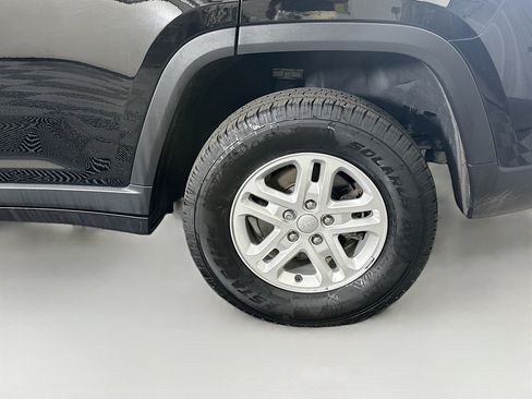 Used 2023 Jeep Grand Cherokee Laredo RWD image 11