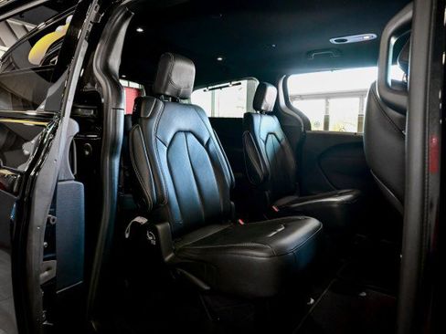 Used 2021 Chrysler Pacifica Touring-L w/ S Appearance Package image 23