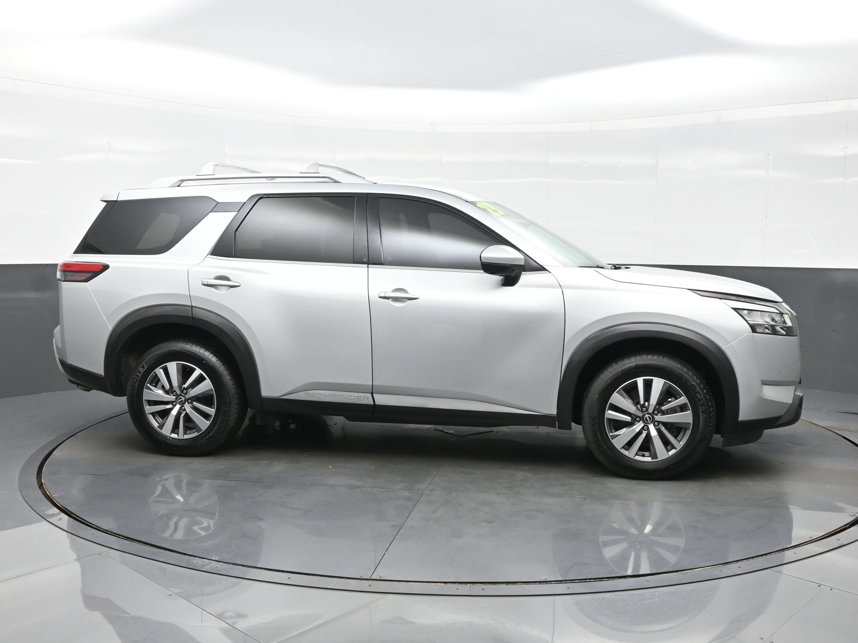 Used 2023 Nissan Pathfinder SL AWD/4WD image 7