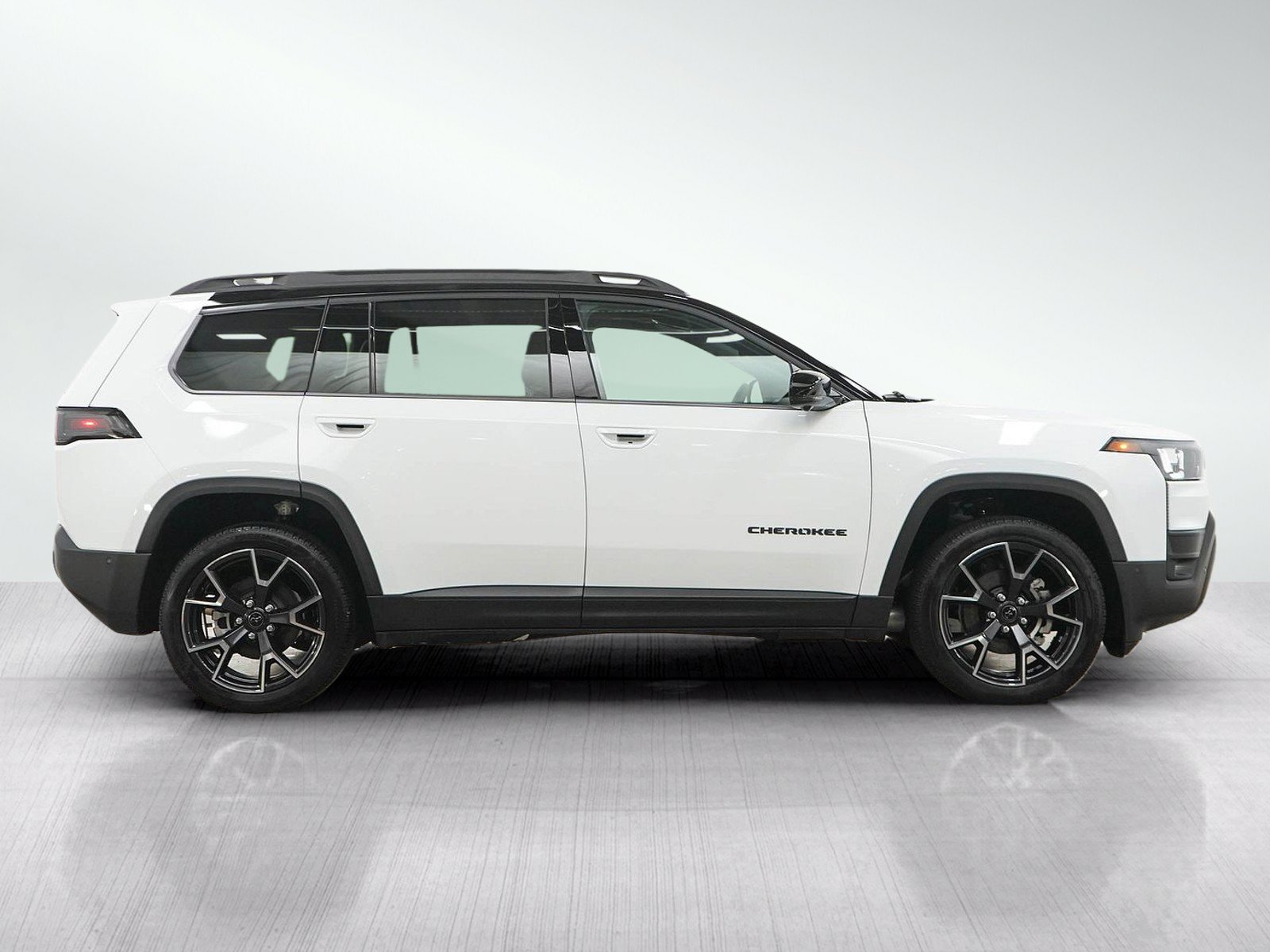 Used 2026 Jeep Cherokee Overland w/ Trailer Tow Group AWD/4WD image 6