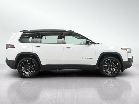 Used 2026 Jeep Cherokee Overland w/ Trailer Tow Group AWD/4WD image 6