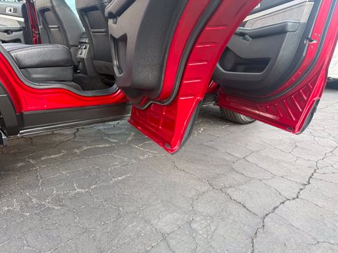 Used 2017 Ford Explorer XLT w/ Equipment Group 202A AWD/4WD image 9