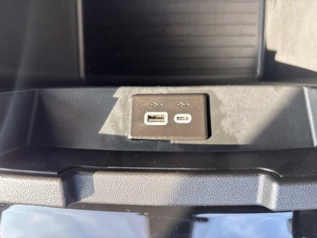 Used 2025 Chevrolet Suburban Z71 AWD/4WD image 31
