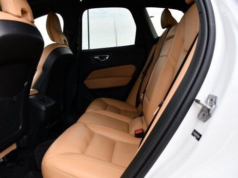 Used 2019 Volvo XC60 T6 Momentum w/ Multimedia Package image 15