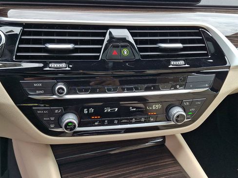 Used 2023 BMW 530i xDrive w/ Convenience Package image 17