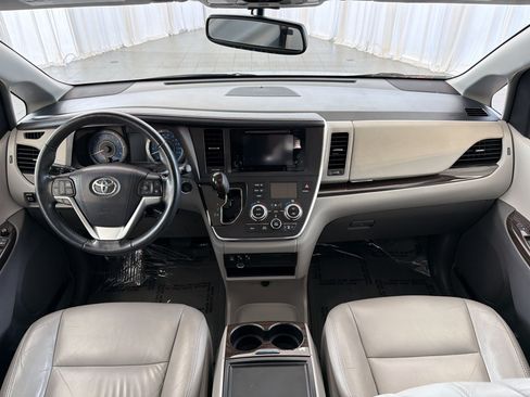Used 2016 Toyota Sienna XLE w/ XLE Navigation Package FWD image 17