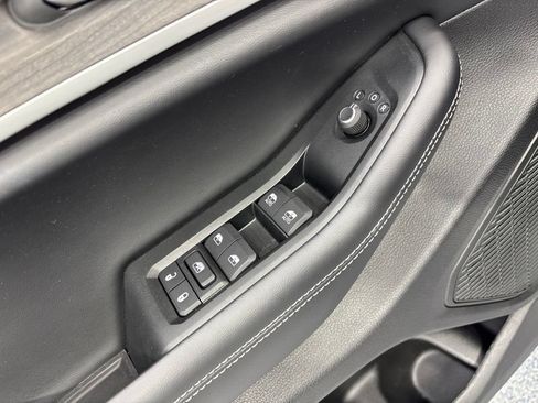 Used 2025 Jeep Grand Cherokee Limited AWD/4WD image 38