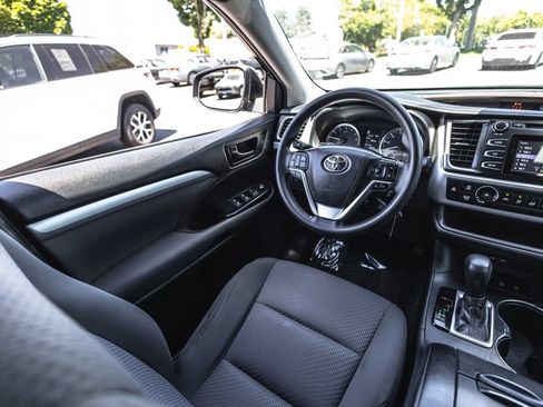 Used 2019 Toyota Highlander LE AWD/4WD image 22