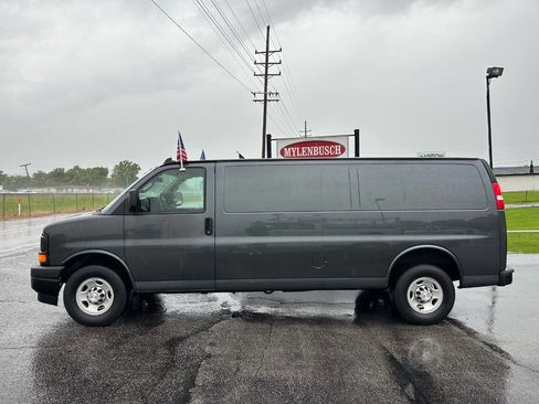 Used 2017 Chevrolet Express 3500 Extended RWD image 1