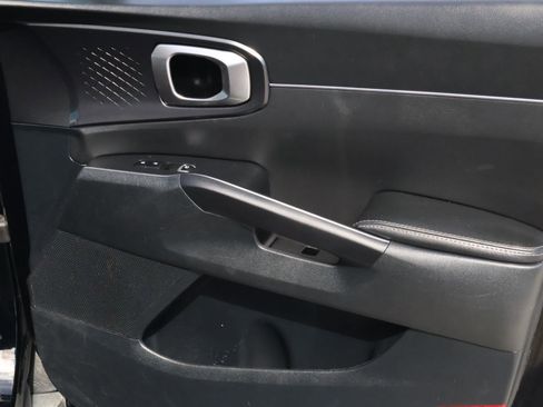 Used 2023 Kia Sorento LX image 17