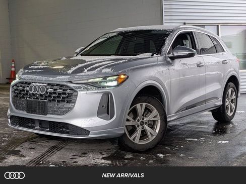 Used 2025 Audi Q5 Premium w/ Convenience Package image 1