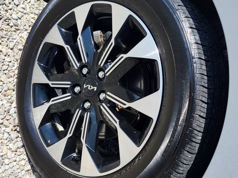 Used 2024 Kia Carnival EX FWD image 4