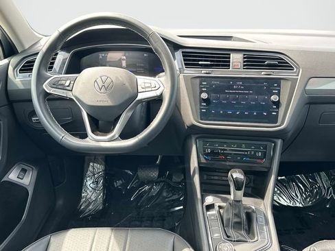 Used 2024 Volkswagen Tiguan SE w/ Panoramic Sunroof Package image 2