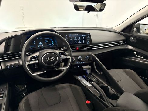 Used 2025 Hyundai Elantra SE image 26