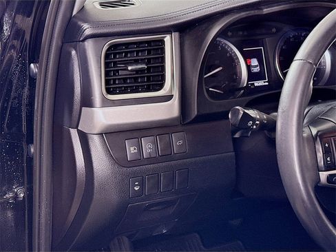 Used 2019 Toyota Highlander XLE image 4