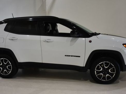 Used 2025 Jeep Compass Trailhawk AWD/4WD image 3