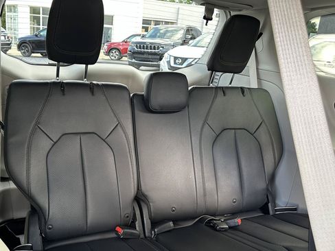 Used 2019 Chrysler Pacifica Touring-L FWD image 45