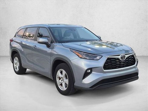 Certified 2023 Toyota Highlander LE FWD image 3
