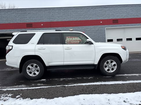 Used 2024 Toyota 4Runner SR5 Premium image 2