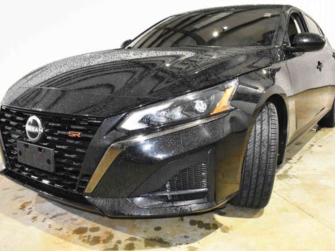 Used 2023 Nissan Altima 2.5 SR w/ SR Premium Package image 5