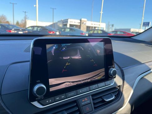 Used 2025 Nissan Altima 2.5 SV image 17