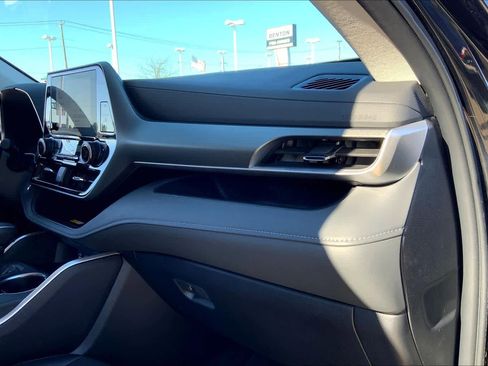 Used 2024 Toyota Highlander XLE image 17