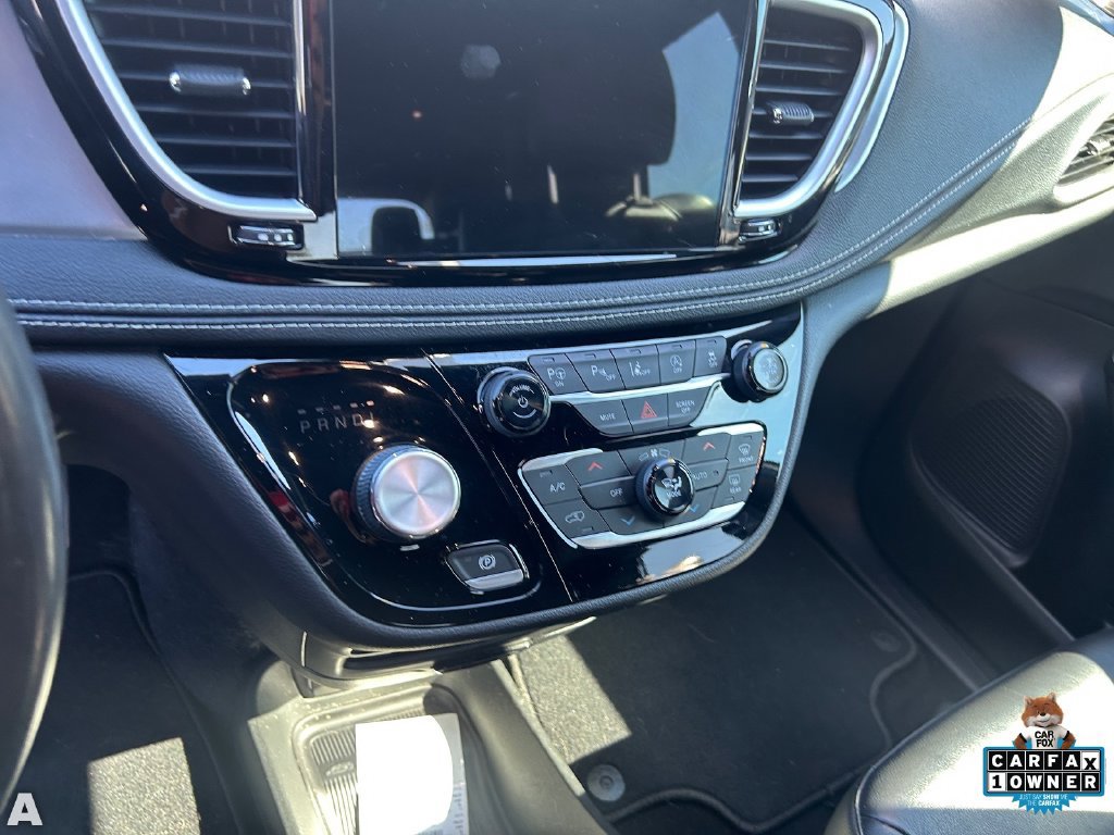 Used 2021 Chrysler Pacifica Touring-L w/ Uconnect Theater Family Group FWD image 6