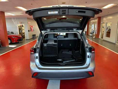 Used 2023 Toyota Highlander LE FWD image 25