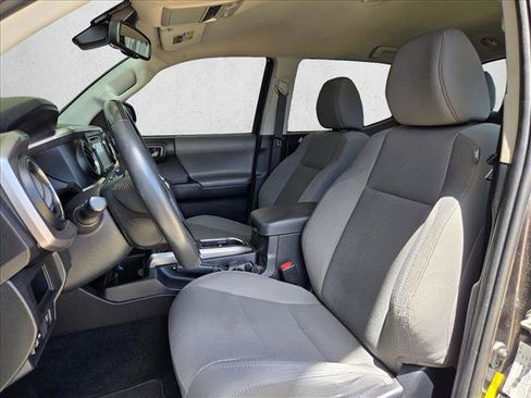 Used 2018 Toyota Tacoma SR5 RWD image 9