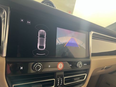 Certified 2024 Porsche Macan S AWD/4WD image 24