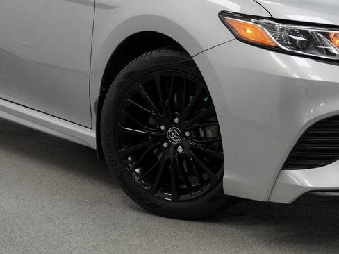 Used 2020 Toyota Camry SE FWD image 4