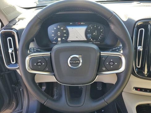 Used 2019 Volvo XC40 T5 Momentum image 14