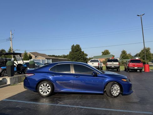 Used 2018 Toyota Camry LE w/ Convenience Package FWD image 2