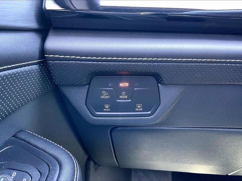 Used 2024 Volkswagen Atlas Cross Sport SE FWD image 34