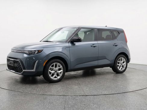 Used 2025 Kia Soul LX w/ LX Technology Package FWD image 3