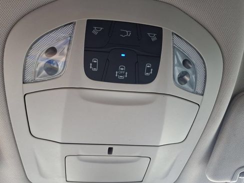 Used 2023 Chrysler Pacifica Touring-L FWD image 27