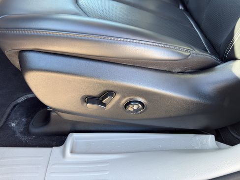 Used 2023 Chrysler Pacifica Touring-L image 14